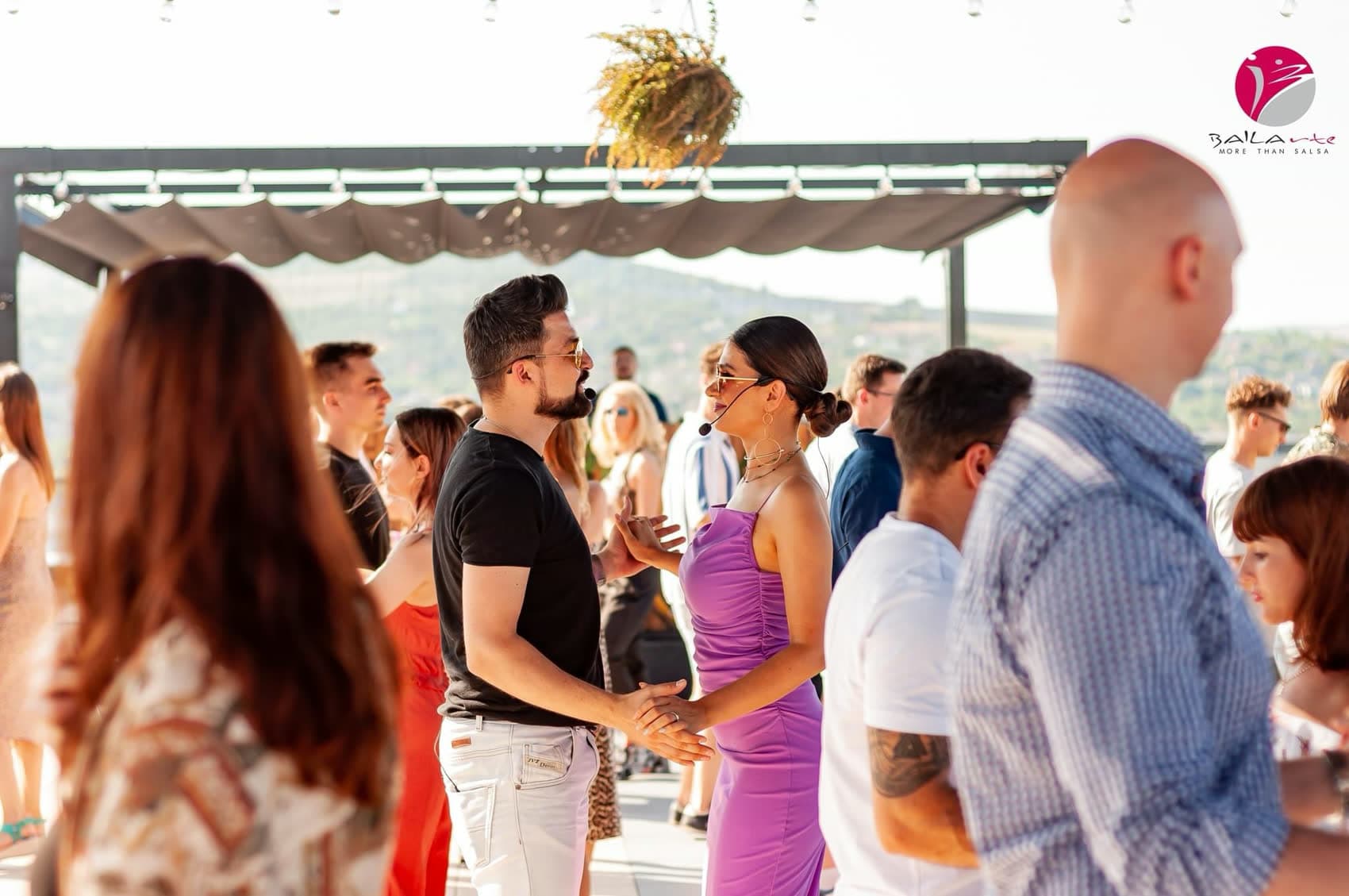 Cuplu dansând la o petrecere BAILArte pe rooftop